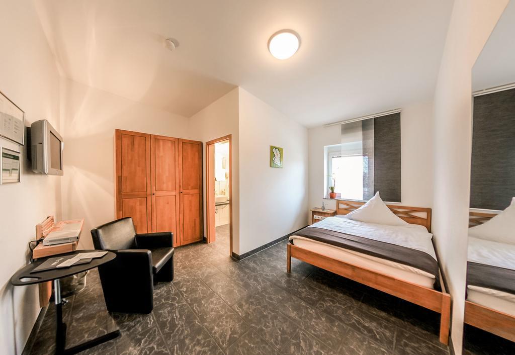 Inwest Hotel Garni Крайльсгайм Номер фото